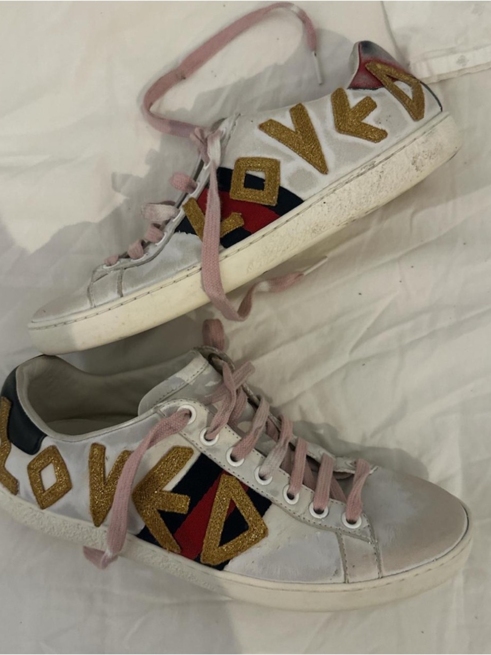 Gucci White Leather Sneakers with Gold Glitter Logo and Pink Laces